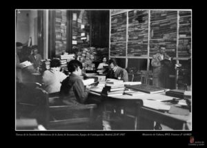 Tareas de la Sección de Bibliotecas de la Junta de Incautación. Equipo de catalogación. Madrid, 1937, julio, 22. Ministerio de Cultura, IPCE. Fototeca nºAJ-0025