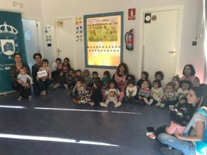 Grupo de niños y maestras de la Escuela Infantil Guijuelo